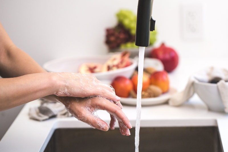 domestic kitchen, human hand, focus, water, 4K, domestic room, indoors, household equipment, human body part, depth of field, kitchen, faucet, hands, adult