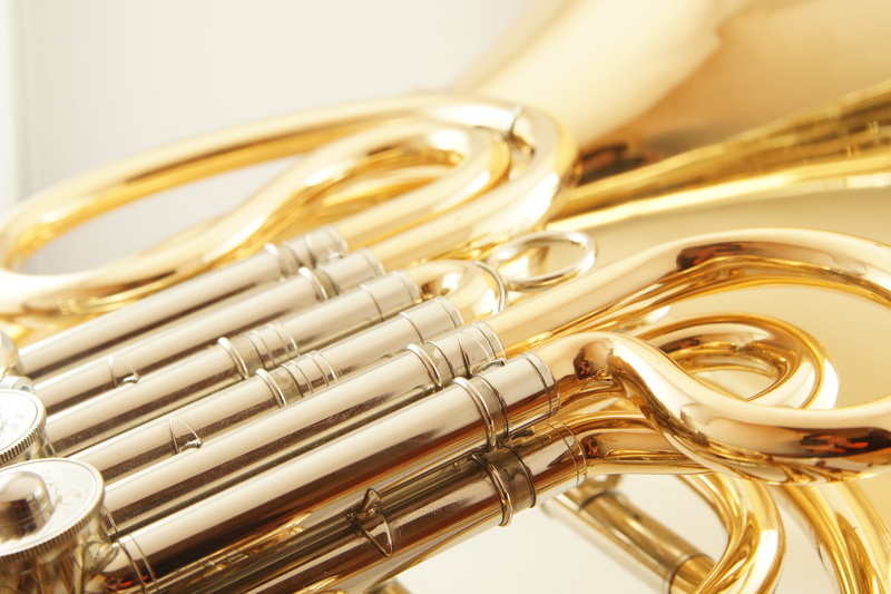arts culture and entertainment, shiny, trumpet, close, brass, 5K, french horn, indoors, classical style, single object, no people, gold colored, photo