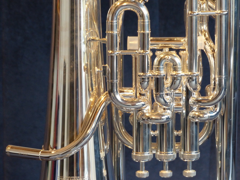 wind, built structure, rays, brass, silver, brass Band, musical equipment, gold colored, arts culture and entertainment, trumpet, metal, focus on foreground