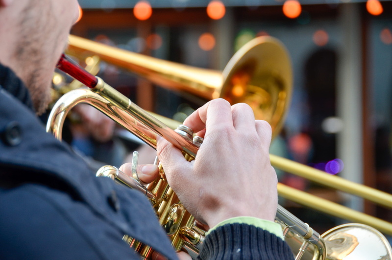 music band, trumpet, gloss, human, orchestra, hand, trumpet player, event, brass band, human finger, brass instrument, sound, man, chapel, shine, musician