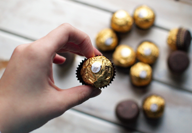 finger, gold, lifestyles, human hand, boards, close-up, chocolate, animal shell, selective focus, body part, day, white wash, one person, 2K, nuttella