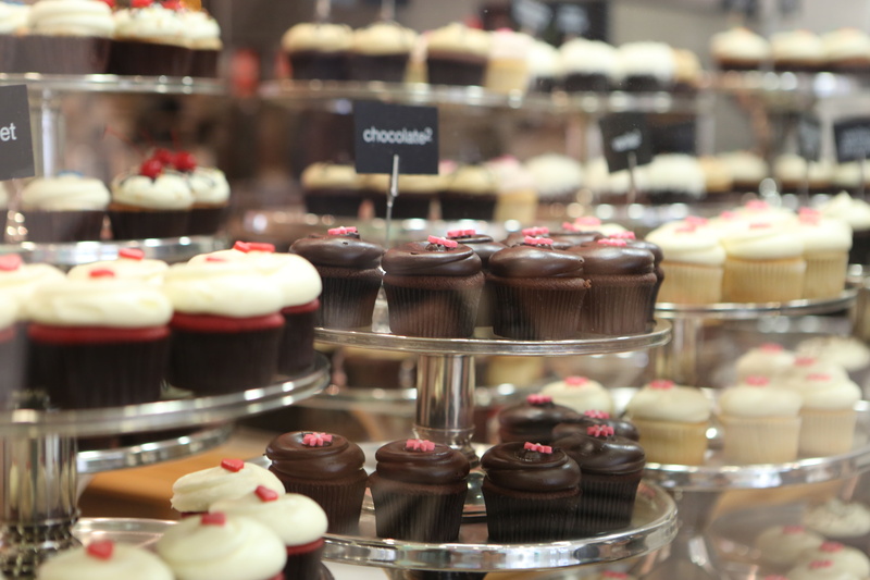 cream, store, dessert, snack, food, cocoa, choice, selective focus, ready-to-eat, baked, delicious, bakery, retail display, sugar, no people, bonbon, freshness