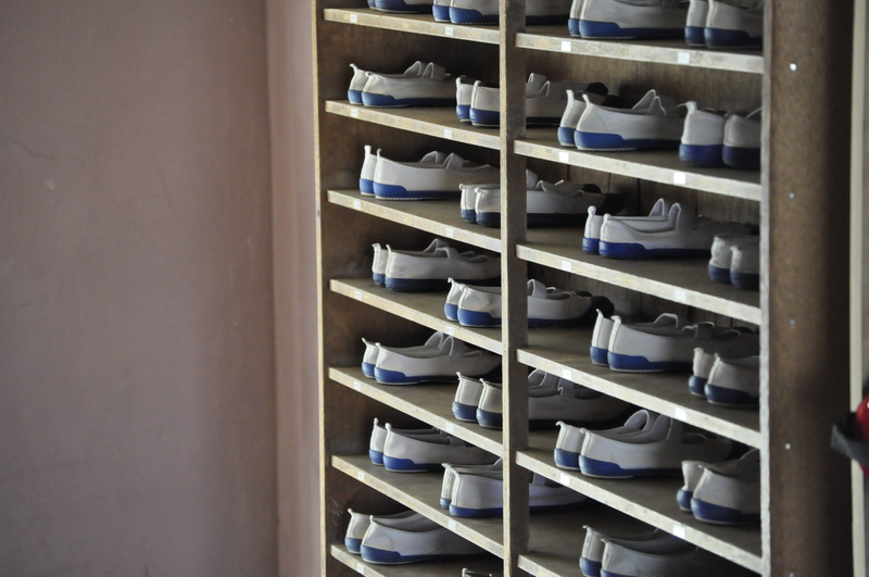 shoes, 2K, japan, abundance, no people, kids, in a row, shelf, arrangement, organize, matching, kid, wood - material, order, rack, align, building, architecture