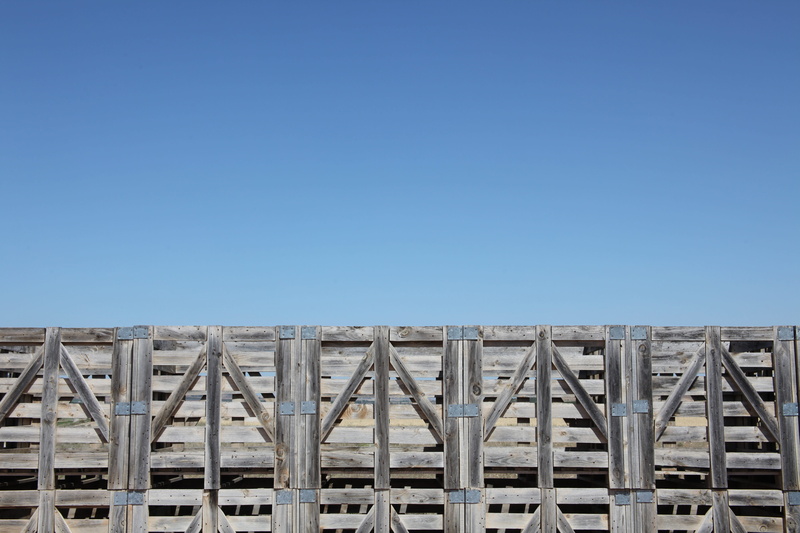 land vehicle, 5K, no people, Aligned, transportation, outdoors, blue, built structure, in a row, concrete, sunny, Navarre, city, clear sky, travel, bridge