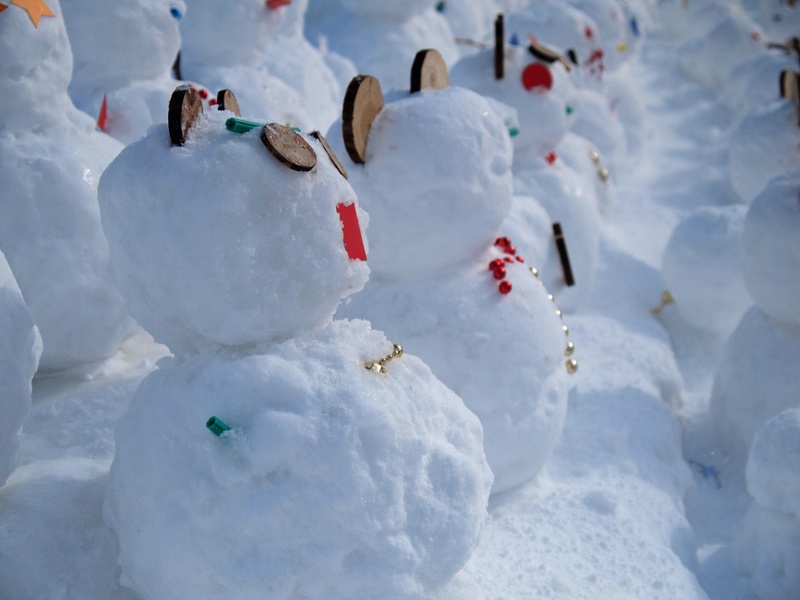 representation, outdoors, art and craft, high angle view, japan winter, white color, covering, alignment, 2K, snowman, human representation, day, field