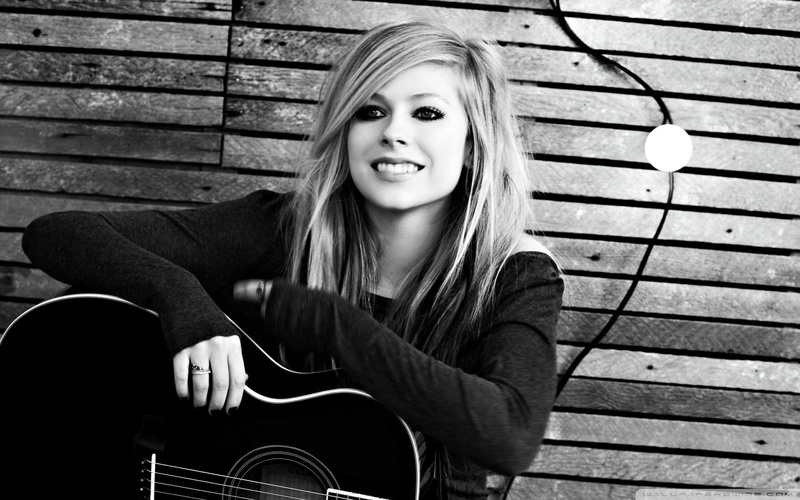 celebrity, guitar, 1080P, Avril Lavigne, smiling, women, monochrome, singer