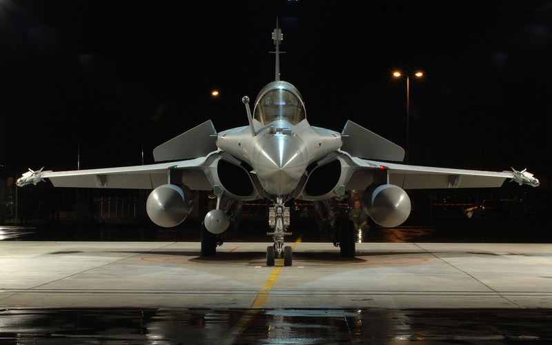 multipurpose, sky, Dassault " Rafale", airport Runway, armed Forces, fuel tanks, military, speed, Squall, no people, war, the plane, stationary, front view