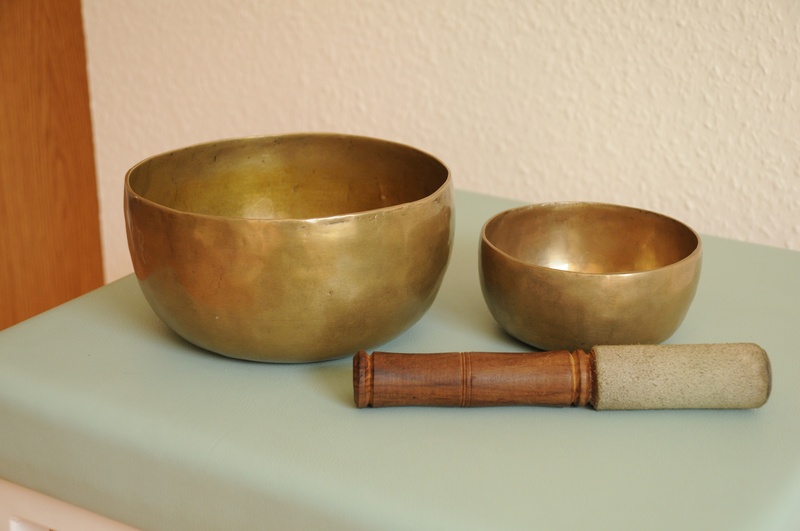 household equipment, relaxation, singing bowls, domestic room, bowls, handle, meditation, oriental, brass, no people, day, 4K, japanese art of healing