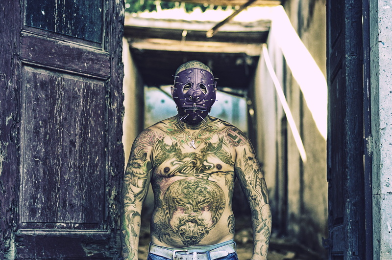 architecture, art and craft, craft, hiphop, day, statue, one person, built structure, 4K, uriangato, male likeness, representation, tattoo, belief, sculpture