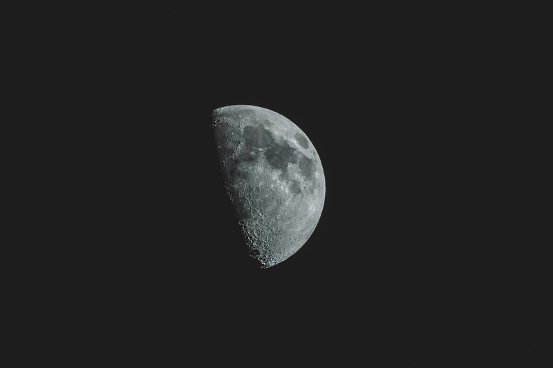 outdoors, moon, space, lunar, clear sky, idyllic, half, no people, beauty in nature, 4K, dark, low angle view, planetary moon, sky, astrology, nature
