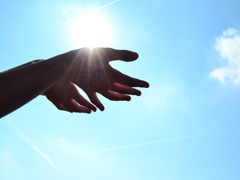 streaming, human finger, human hand, sun, real people, human limb, sunbeam, selective, sunlight, brightly lit, god, hand, photo, body part, blue, romance