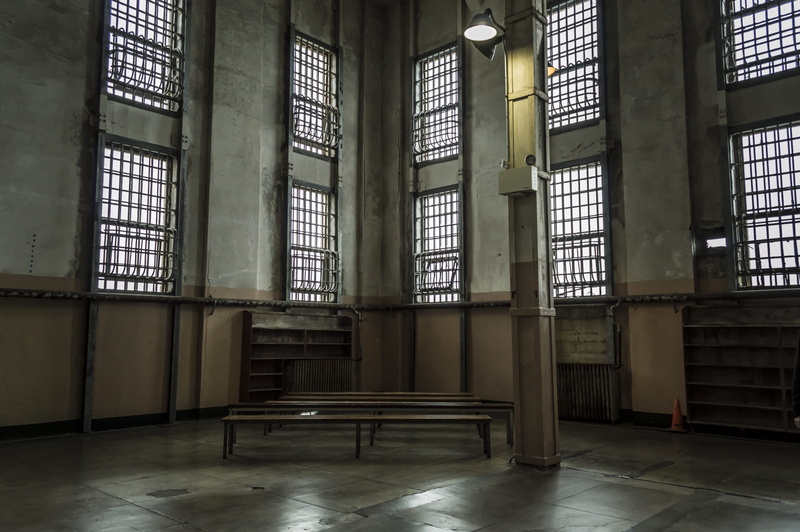 empty, bench, pillar, tourism, domestic room, window, history, 5K, brown, old, flooring, built structure, antique, seat, room, jail, alcatraz, glass - material