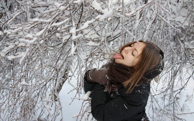 brunette, tongues, snow, mittens, women, pierced nose, 2K, black jackets, winter