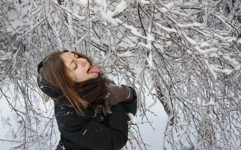 women, winter, Tongues, Mittens, snow, 2K, brunette, Pierced Nose