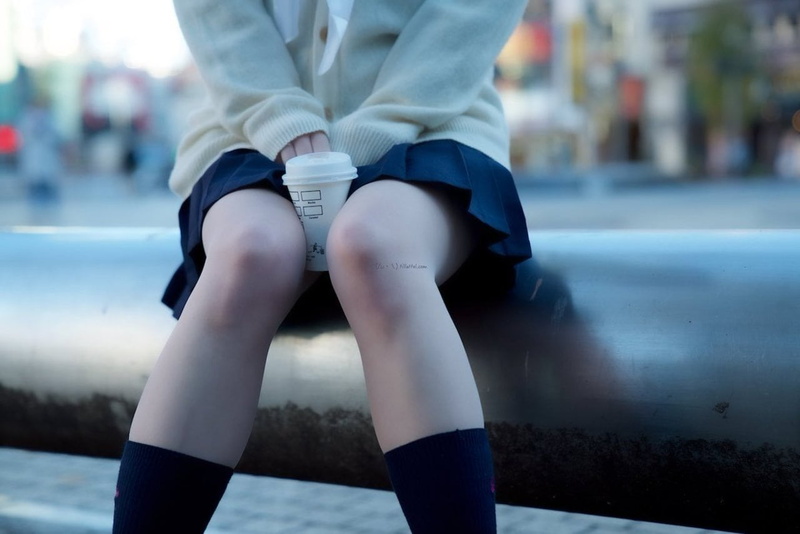 front view, childhood, 720P, women, day, midsection, lifestyles, black socks , one person, human leg, body part, girls, outdoors, focus on foreground