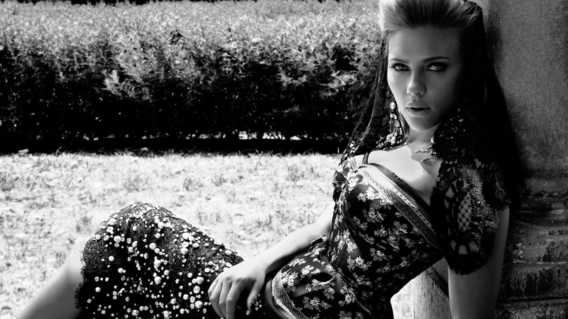 young women, lifestyles, fashion, beautiful woman, women, casual clothing, Scarlett Johansson, actress, day, real people, three quarter length, outdoors