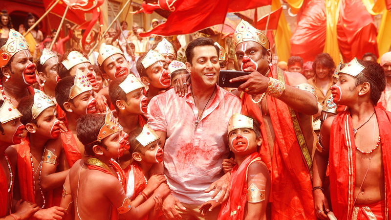 happiness, 2K, men, celebration, excitement, smiling, crowd, clothing, red, women, emotion, positive emotion, large group of people, bajrangi bhaijaan
