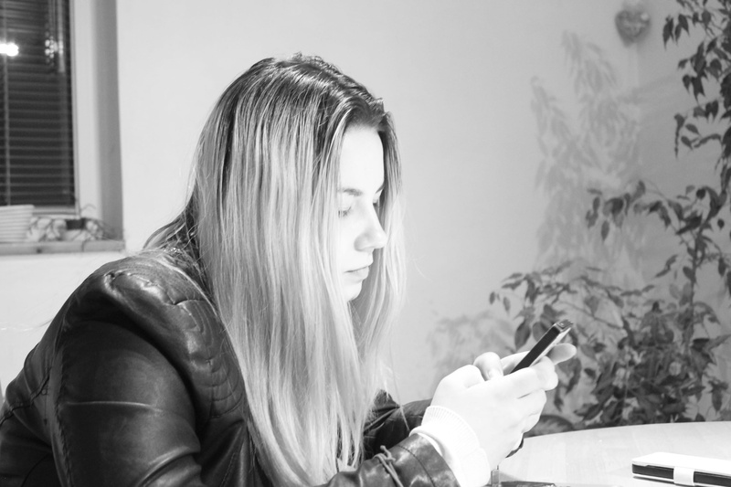 communication, hairstyle, sit, young, wear, headshot, music, young women, indoors, woman, long hair, hair, portrait, beautiful woman, adult, 2K, coffee