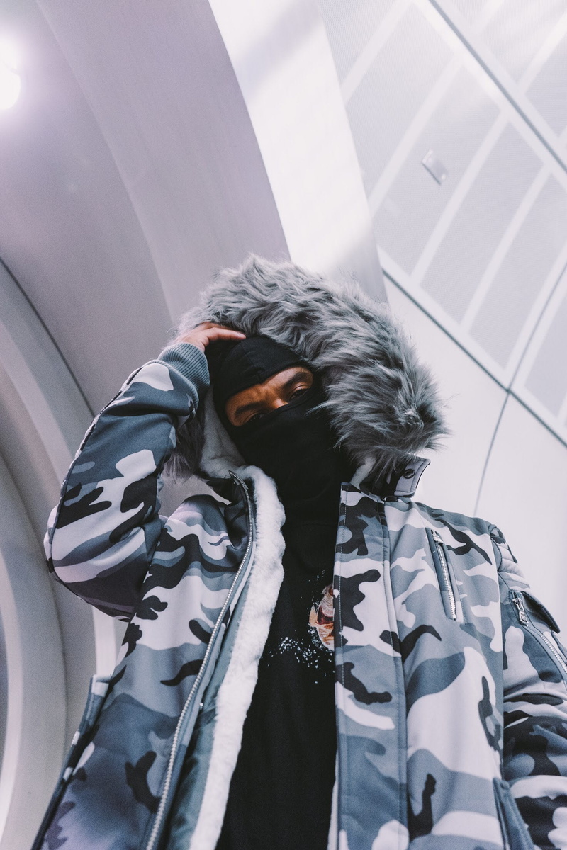 one person, standing, waist up, camouflage, portrait, adult, clothing, 1080P, male, winter, low angle view, untitled, hairstyle, outdoors, young men, young adult