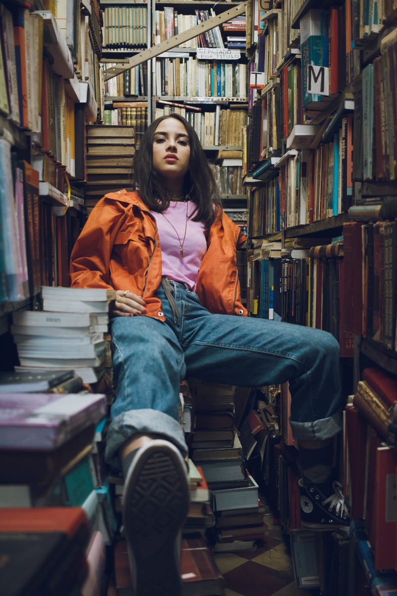 publication, literature, knowledge, sitting, wear, bookshelves, bookshelf, lady, three quarter length, photoshoot, real people, bookcase, education, hairstyle