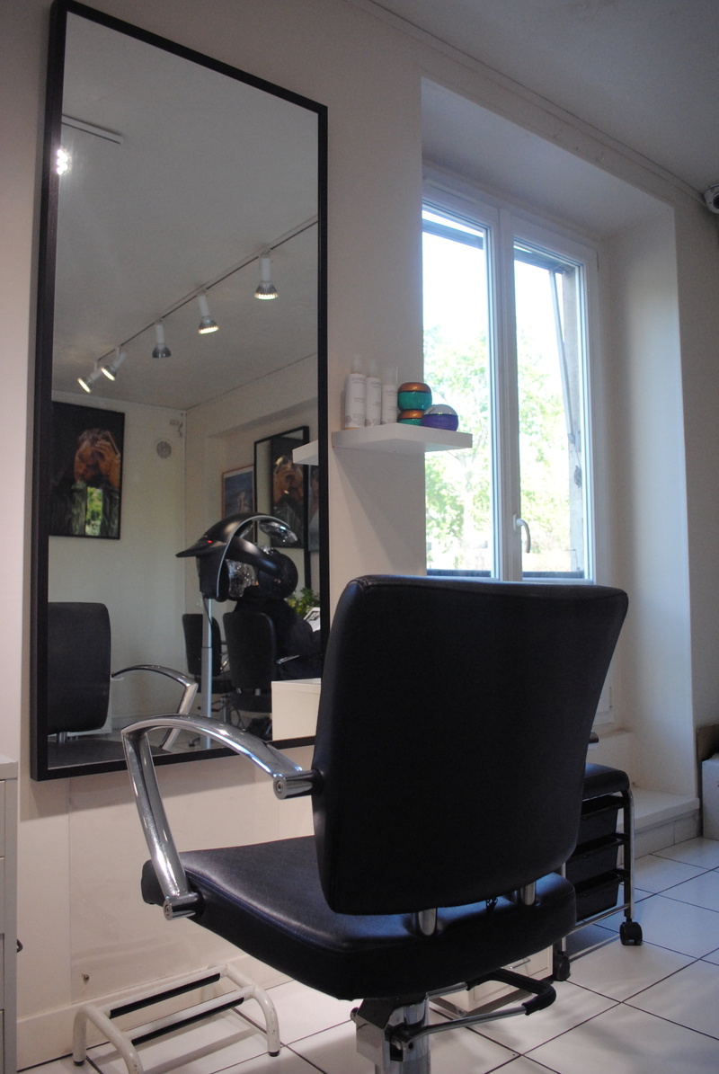 reflection, barber shop, mirror, glass - material, flooring, no people, living room, hygiene, home, hairdresser, absence, furniture, tiled floor, home interior