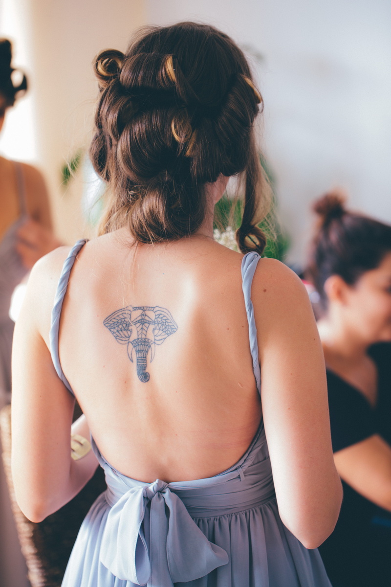 tank, backstage, focus on foreground, wear, art, glamour, incidental people, leisure activity, hair bun, fashionable, back, open, home interior, fashion