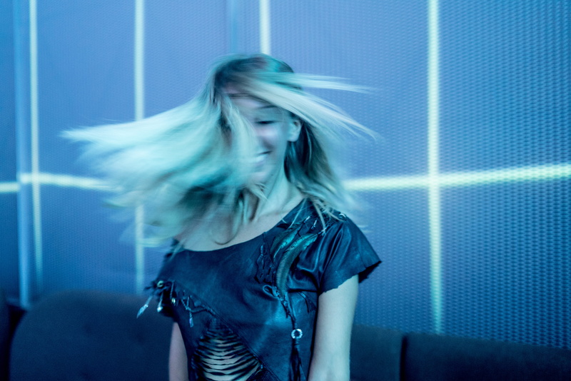 woman, 4K, hair, emotion, person, living, beauty, music, blond hair, women, nightlife, scoop, model, tousled hair, party, waist up, long hair, motion