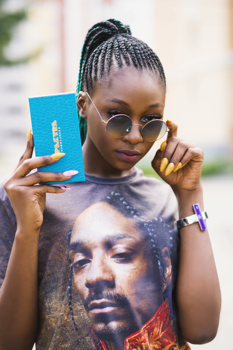 one person, lady, blogger, woman, girl, hairdo, hairstyle, fashion, 5K, real people, sunglasses, sunlight, black, focus on foreground, shirt, blue, colorful sunglasses
