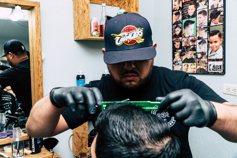 two people, barber shop, incidental people, young men, front view, photo, lifestyles, adult, casual clothing, scissors, men, cap, people, 5K, headshot
