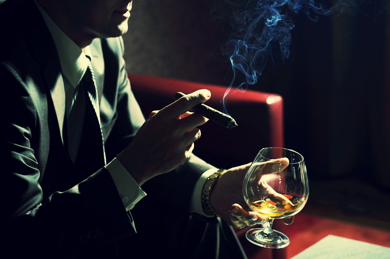 adult, lifestyles, drink, clear, cigar, smoke - physical structure, tobacco product, activity, real people, human Hand, bad habit, alcohol, cigarette, drinking Glass