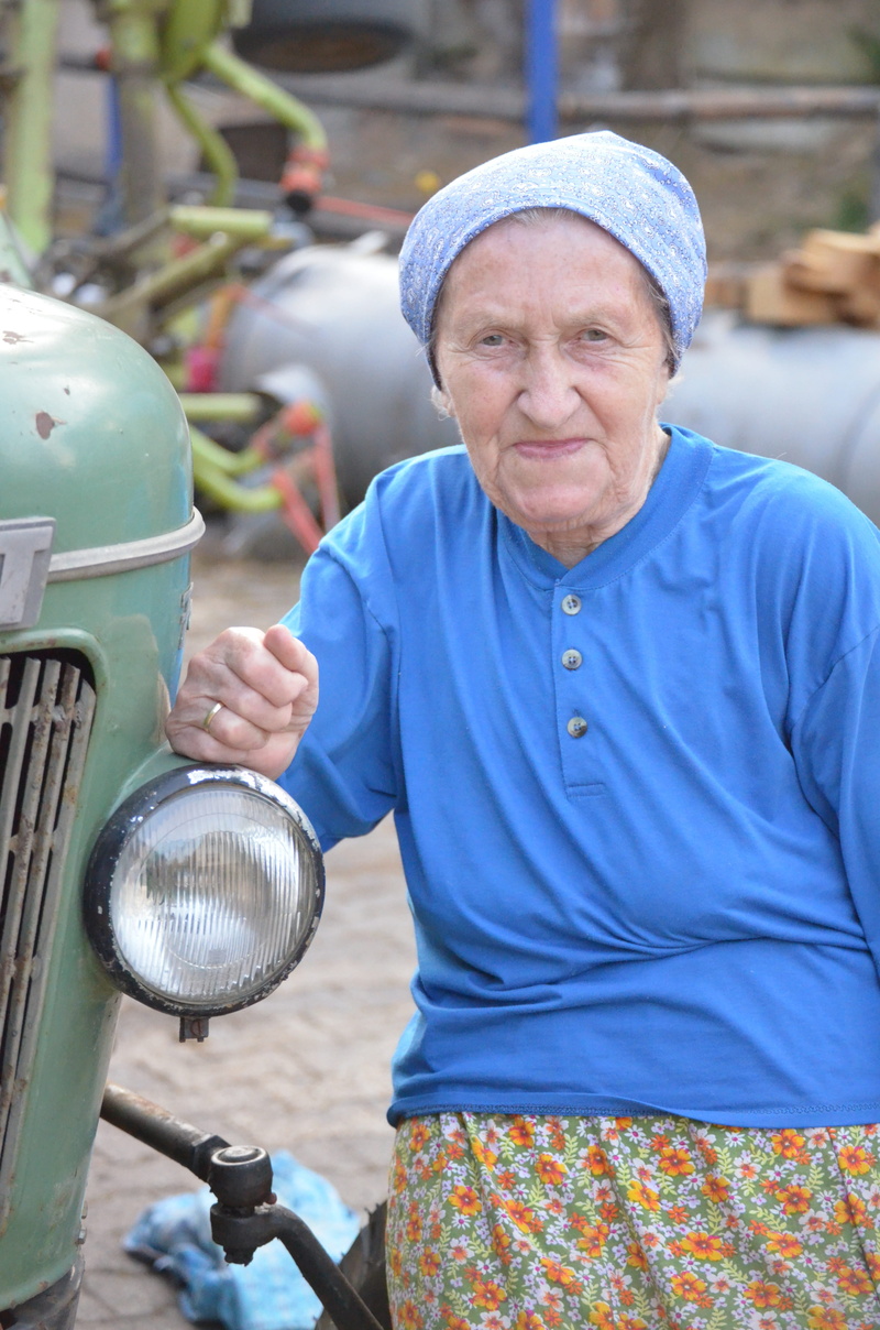 emotion, focus on foreground, leisure activity, headwear, looking at camera, country woman, FarmerS Wife, outdoors, Grandma, 4K, adult, three quarter length