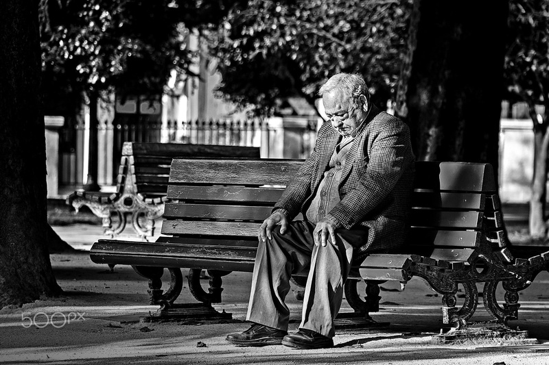 people, focus on foreground, old people, park, park bench, lifestyles, real people, outdoors, tree, city, full length, casual clothing, 1080P, park - man made space