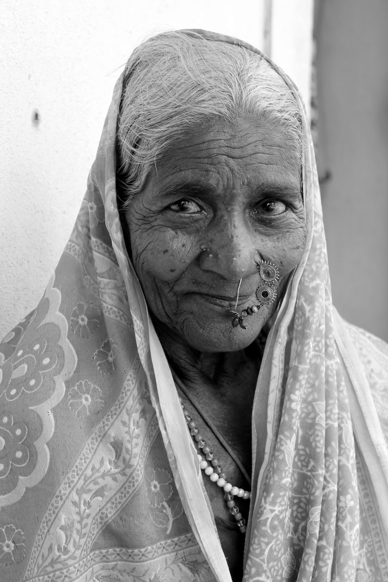 wrinkled, 5K, senior women, portrait, clothing, women, leisure activity, mature adult, front view, headshot, females, traditional clothing, lifestyles