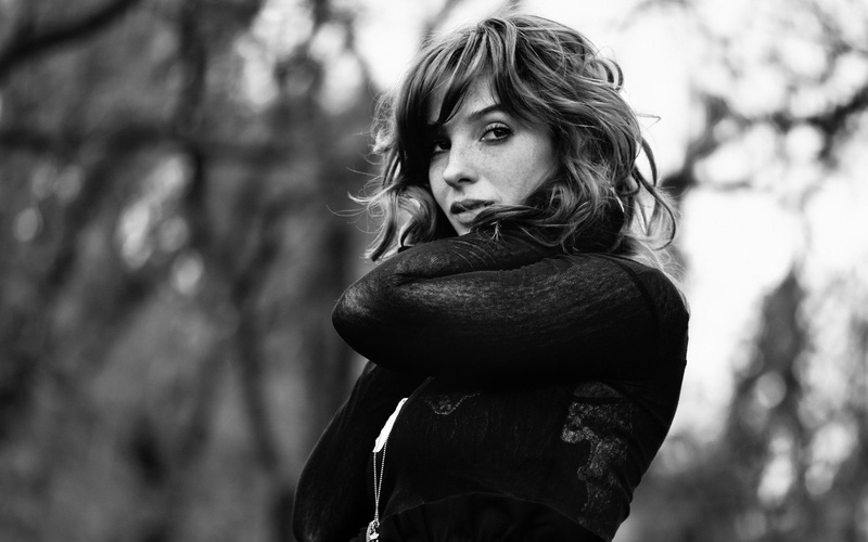casual clothing, women, leisure activity, young women, real people, forest, side view, outdoors, contemplation, focus on foreground, looking at camera