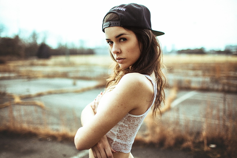 real people, 1080P, contemplation, young adult, portrait, clothing, hair, fashion, lifestyles, standing, casual clothing, looking over shoulder, day, outdoors