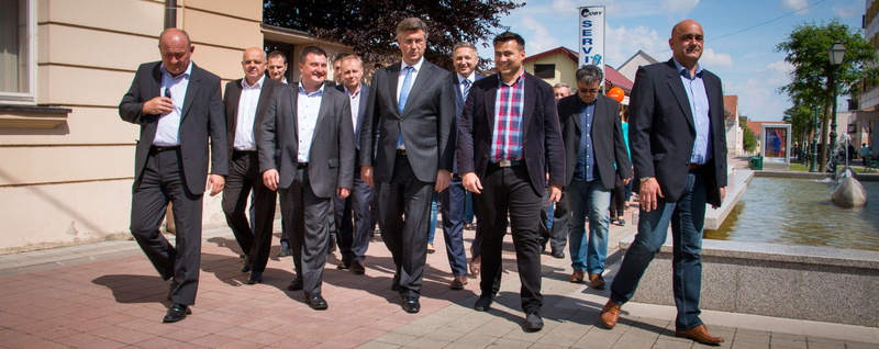 prime, young adult, minister, mid adult, mid adult men, walking, mature men, city, standing, architecture, business person, 4K, primeminister, business