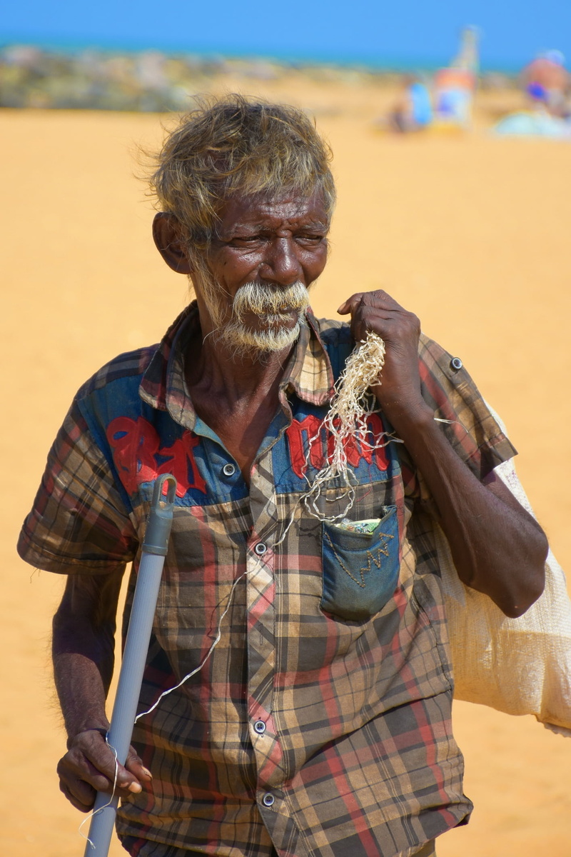 lifestyles, adult, beggar, catch of fish, nature, sri lanka, smiling, casual clothing, beach, men, only men, sunlight, people, senior adult, day, three quarter length