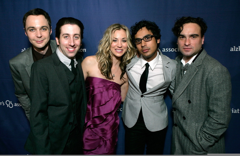 kaley cuoco, gray, indoors, businessman, necktie, business, film Industry, caucasian Ethnicity, men, people, friendship, males, portrait, adult, simon helberg