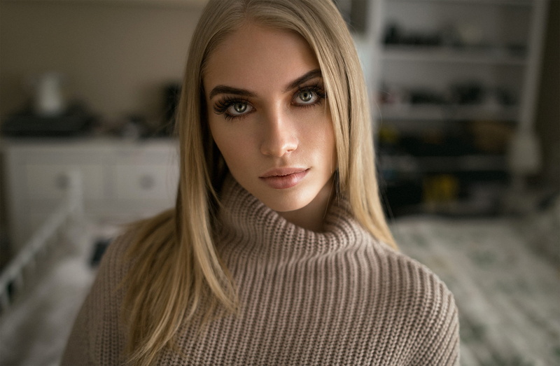 portrait, lips, face, straight hair, depth of field, photo, white sweater, model, looking at viewer, bokeh, blonde, 1080P, long hair, sweater, green eyes