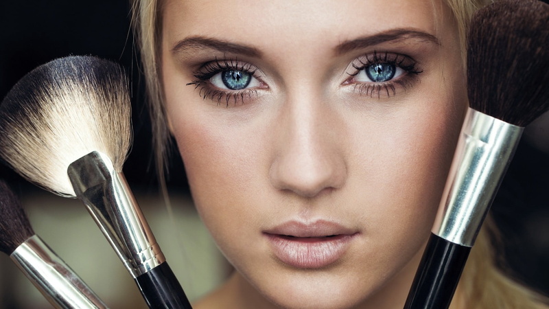 beautiful woman, colors, portrait, make-Up Brush, brushes, human Eye, makeup, black, caucasian Ethnicity, holding, set, human body part, eyes, complexion