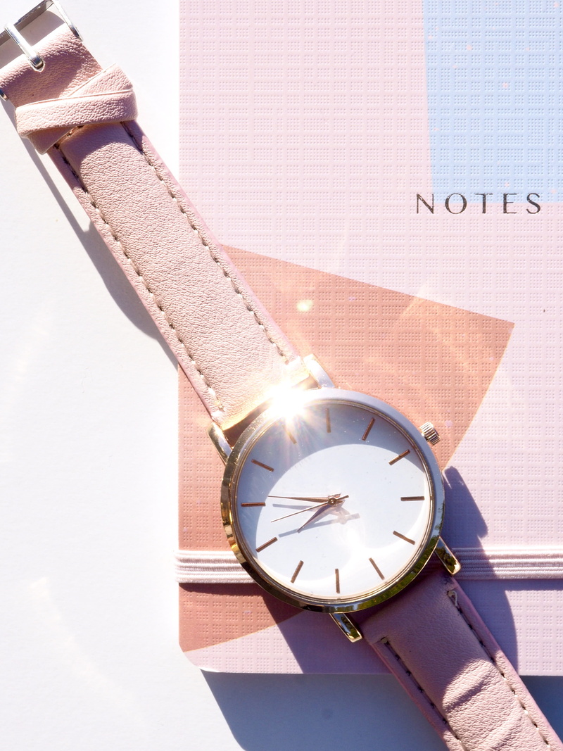 blogging, desktop, no people, minute hand, workspace, work, simple, personal accessory, watch, desk, notebook, time, number, 4K, white space, pretty, note