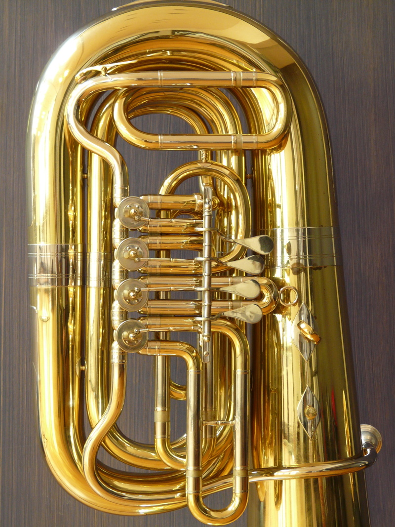 Tuba, indoors, musical equipment, play, brass, musical instrument, single object, still life, focus on foreground, stimmzug, arts culture and entertainment