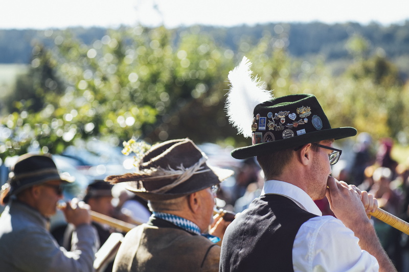 adult, tuba, 5K, move, real people, crowd, wind instrument, uniform, musicians, musical instrument, hat, tradition, human, instrument, bavarian, costume
