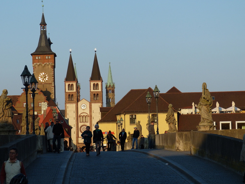 clear sky, men, statue, bavaria, main bridge, lifestyles, church, kilian, town hall, historically, sky, building, city, dom, old town, building exterior