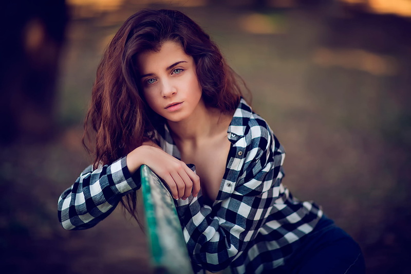 hairstyle, beautiful woman, women, casual clothing, long hair, young adult, gingham, Ariadna, portrait, focus on foreground, contemplation, one person