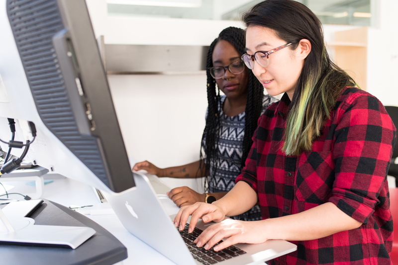 computer equipment, red, eyewear, pair programming, togetherness, computer network, 5K, keyboard, developer, young adult, using computer, education, indoors