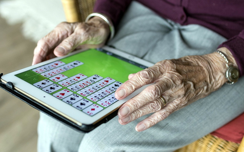 grandma, 1080P, card, the game, hands, tablet