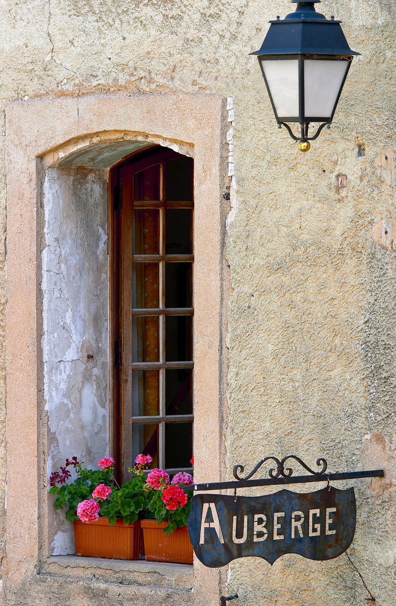 South, 2K, communication, outdoors, electric lamp, day, plant, text, building, wall - building feature, village, facade, provence, city, nature, built structure