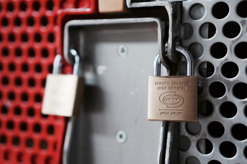 focus on foreground, protection, hanging, capping, backup, Closed, communication, 5K, blocked, safety, sure, red, theft protection, metal, lockable, indoors