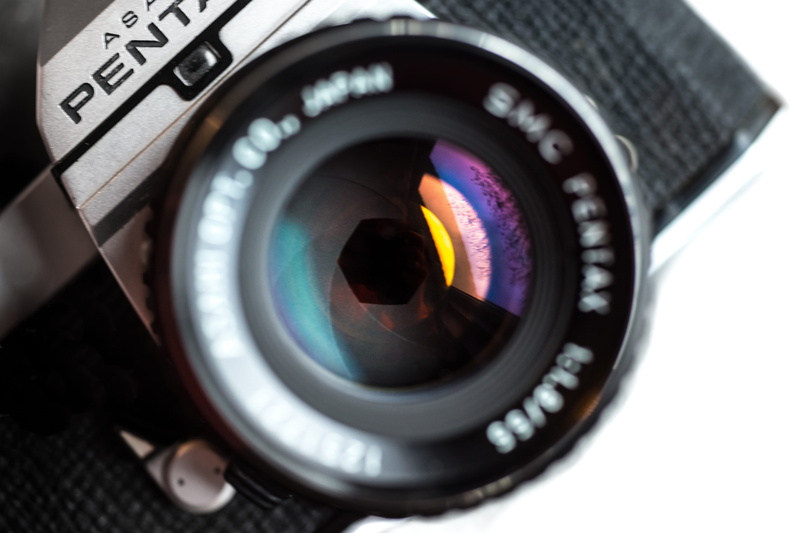 4K, circle, close-up, no people, text, lens - eye, studio Shot, focus - Concept, digital camera, lens - Optical Instrument, indoors, technology, white Background